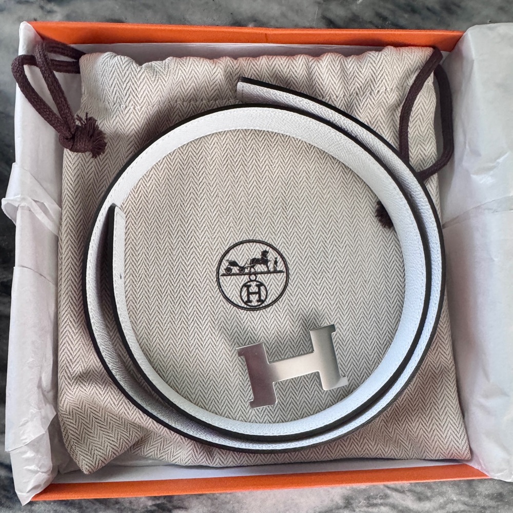Never Worn - Hermes - Size 70 - Reversible Leather Belt with Silver 'H' Buckle